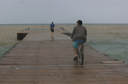 Lluvia no dejó disfrutar a bañistas; alerta en cinco departamentos