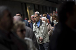 El desempleo supera el 25% en España; un récord