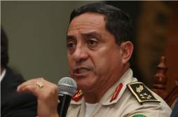 Jefe de las FF AA se retira de su cargo en diciembre