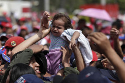 Desmayos y largas filas en Venezuela para ver a Chávez