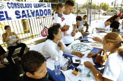 El Salvador lanza manual de asistencia a sus inmigrantes que viven en EUA