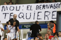 Mourinho aclamado por su afición en el Bernabéu