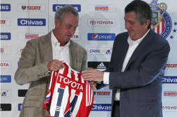 Johan Cruyff, presentado como asesor de las Chivas