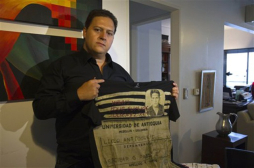 Hijo de Pablo Escobar vende camisas con foto de su padre