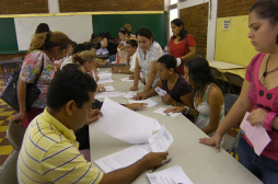 Aspirantes a maestros a exámen de admisión en San Pedro Sula