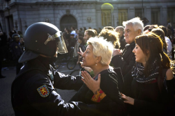Choque entre policías y manifestantes en protestas en España