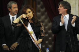 Kirchner rompe protocolo en toma de posesión