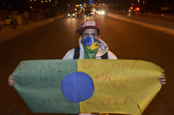 '¡Fútbol no, queremos educación!', gritan manifestantes en Brasil
