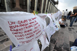 Pañuelos bordados en color sangre para no olvidar a los muertos en México