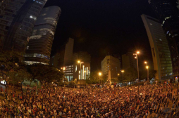 '¡Fútbol no, queremos educación!', gritan manifestantes en Brasil