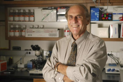 Tarde llega premio Nóbel para científico