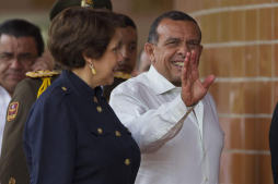 Lobo llega a Venezuela, donde espera regreso pleno de Honduras a Petrocaribe