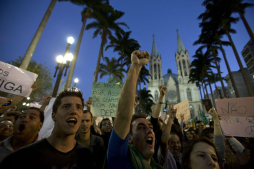 '¡Fútbol no, queremos educación!', gritan manifestantes en Brasil
