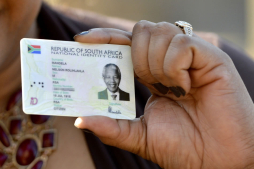 El mundo celebra los 95 años de Mandela que sigue en el hospital