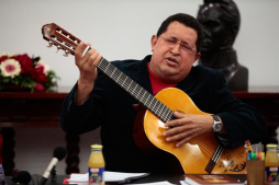 Chávez toca y canta con guitarra que le regaló Vicente Fernández