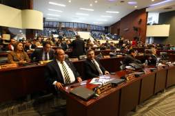 Diputados hondureños rechazan usar plebiscito para pelear con la Corte