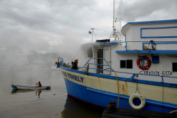 Barco incautado a narcos se quema en muelle de La Ceiba