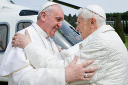 Abrazo histórico entre dos papas, Francisco y Benedicto XVI