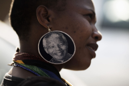 Mandela vive a través de respirador