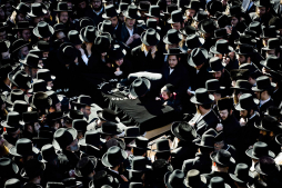 Conmoción por la muerte de 'bebé milagro' tras que sus padres fallecieran