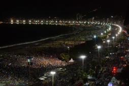 Papa Francisco aclamado por 1,5 millones en Copacabana