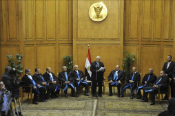 Egipto nombra presidente tras noche de muertos y golpe