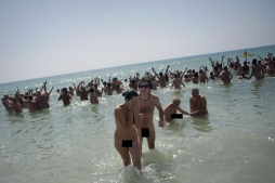 Logran el Guinness al mayor baño colectivo desnudo del mundo