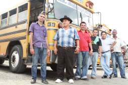 Honduras: El viejo del sombrerón que hace show al manejar
