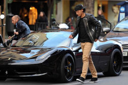 Özil se pasea en su lujoso Ferrari y es multado