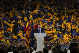 Más de cinco millones de catalanes eligen su futuro