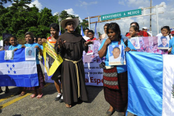 Centroamericanos emigran a Estados Unidos por impacto de crimen organizado