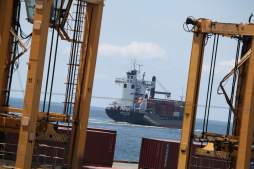 Firman contrato para modernización y equipamiento de terminal portuaria