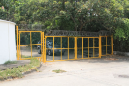 Atrasado proyecto de regulación de portones