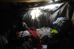 Migrantes eligen vida subterránea por acoso de policía y cárteles