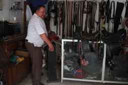 El Señor de las monturas trabaja el cuero desde que era niño