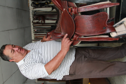 El Señor de las monturas trabaja el cuero desde que era niño