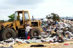 Denuncian que troqueros dejan basura en las calles