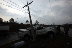 Pierde control de auto y choca contra poste