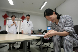 Murió la mujer más alta del mundo que medía 2,33 metros