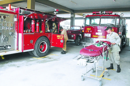 Unos 300 bomberos brindan seguridad en balnearios y playas