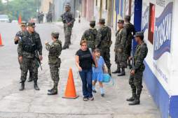 Militares suben a los buses para cuidar pasajeros en Tegucigalpa