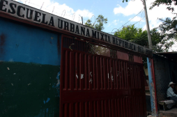 Mujeres policía protegen estudiantes hondureños de la amenaza de maras