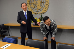 Ban Ki-moon se mueve al ritmo del Baile del Caballo (Fotos)