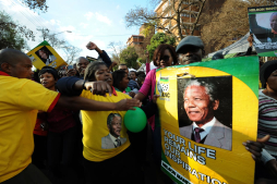 El mundo celebra los 95 años de Mandela que sigue en el hospital