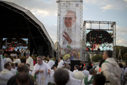 Una multitud da la bienvenida al papa Francisco en Brasil