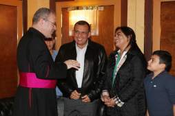 Reciben a familia Lobo en el Vaticano