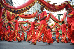 Los chinos reciben Año de la Serpiente con augurios de sabiduría y prudencia