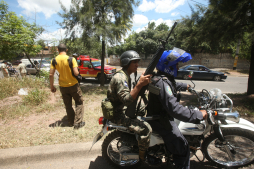 Arrebatan paciente a dos socorristas