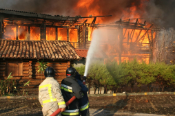 Bomberos enfrían escombros de instalación del ICF