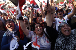 Egipto nombra presidente tras noche de muertos y golpe